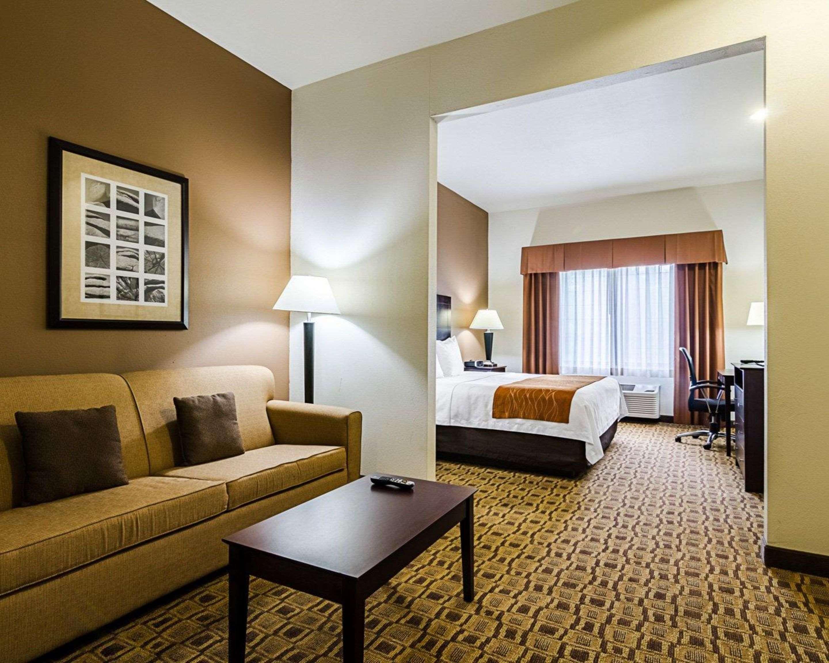 Comfort Inn & Suites Lawrence - University Area Exterior photo