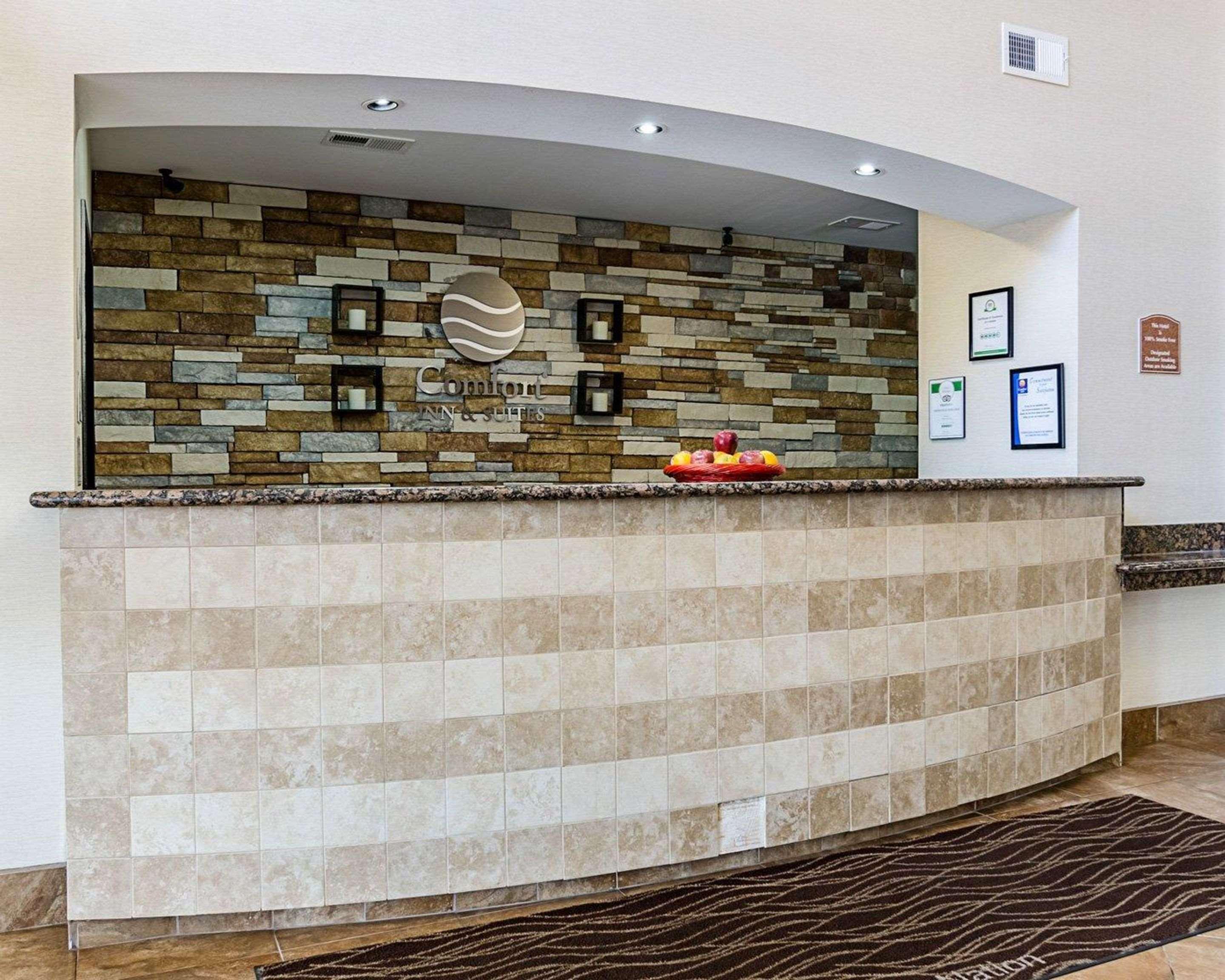 Comfort Inn & Suites Lawrence - University Area Exterior photo