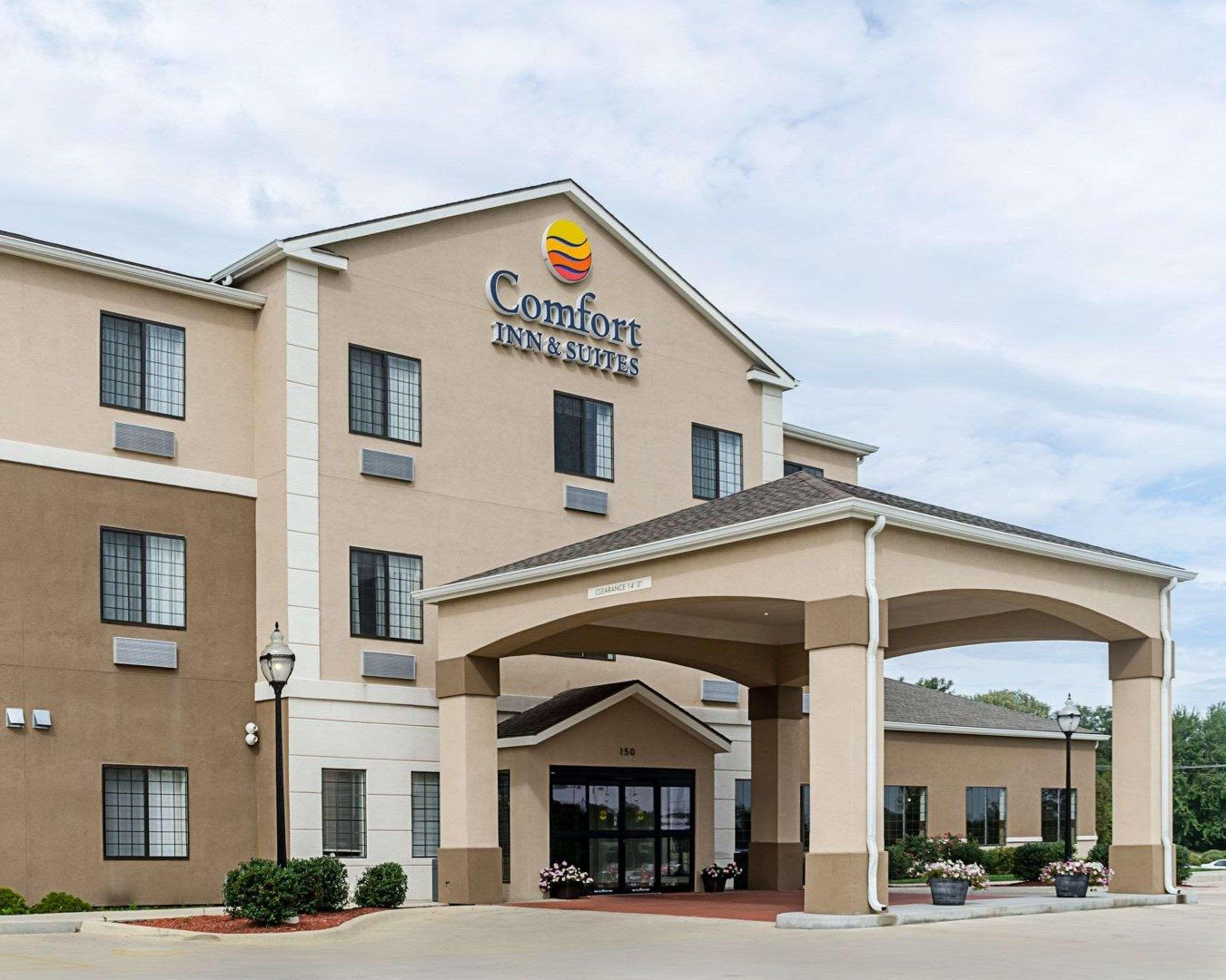 Comfort Inn & Suites Lawrence - University Area Exterior photo