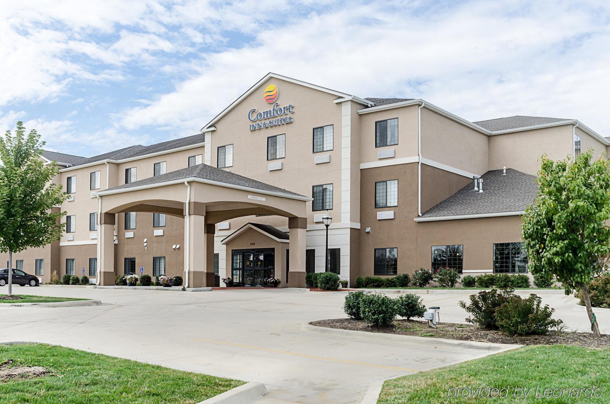 Comfort Inn & Suites Lawrence - University Area Exterior photo